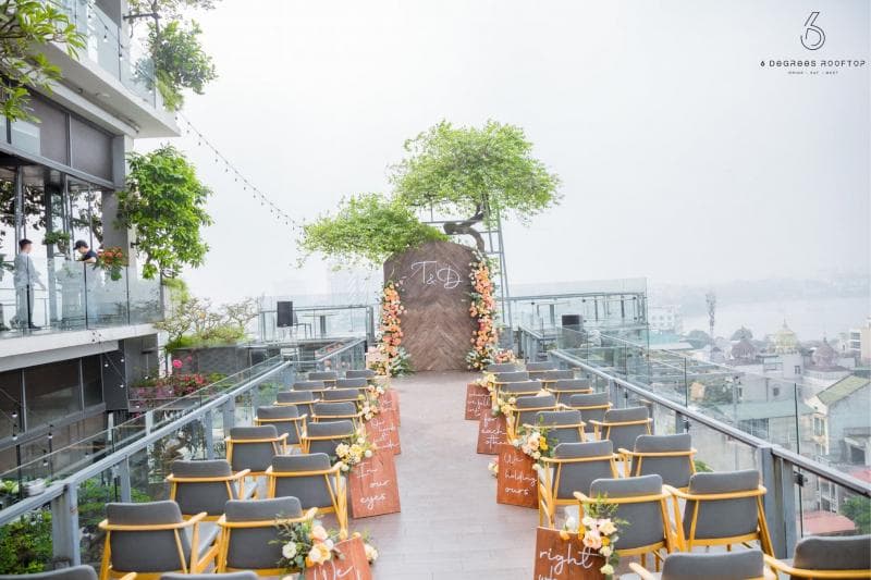 Lakeside Lounge — bar in Tay Ho